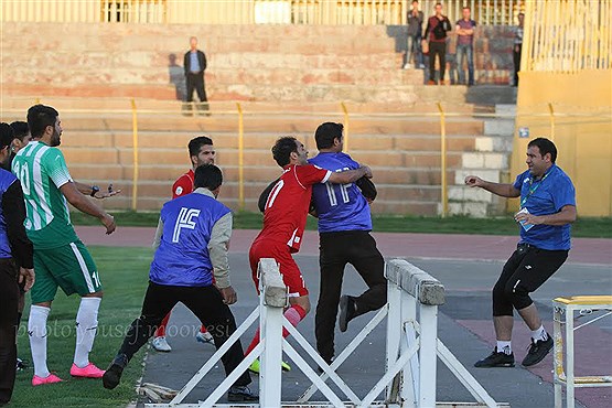 کتککاری یک بازیکن با پزشک تیم در فوتبال! +تصاویر کتککاری یک بازیکن با پزشک تیم در فوتبال! +تصاویر