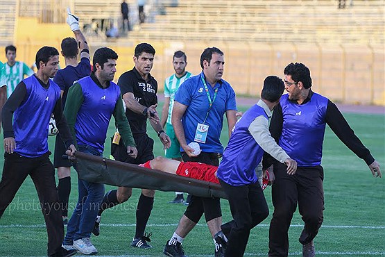 کتککاری یک بازیکن با پزشک تیم در فوتبال! +تصاویر کتککاری یک بازیکن با پزشک تیم در فوتبال! +تصاویر