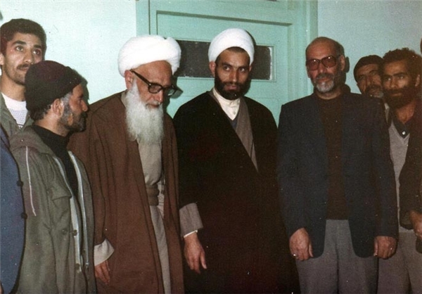 دو ساعت قبل از شهادت آیتالله/معانقه آخر با امام(ره) دو ساعت قبل از شهادت آیتالله/معانقه آخر با امام(ره)