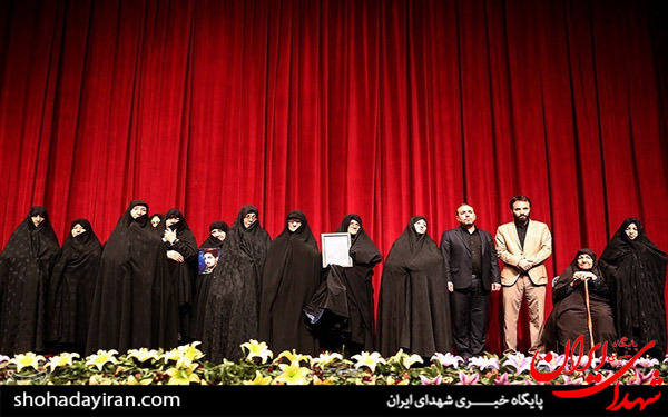 عکس/اکران فیلم «خاکستر و برف» با حضور مادران شهدا