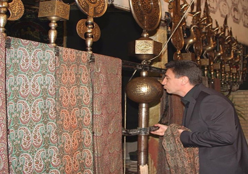 عکس / بوسه قلعه نویی در هیات عزاداری امام حسین عکس / بوسه قلعه نویی در هیات عزاداری امام حسین