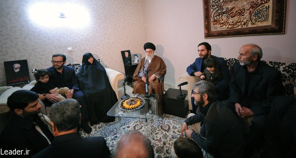 حضور رهبر انقلاب در منزل سردار شهید همدانی حضور رهبر انقلاب در منزل سردار شهید همدانی