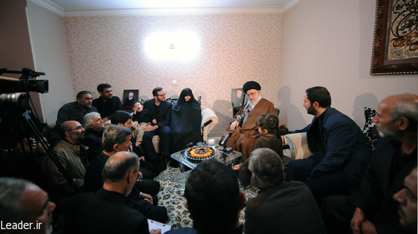 حضور رهبر انقلاب در منزل سردار شهید همدانی حضور رهبر انقلاب در منزل سردار شهید همدانی