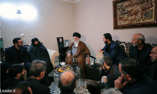 حضور رهبر انقلاب در منزل سردار شهید همدانی حضور رهبر انقلاب در منزل سردار شهید همدانی
