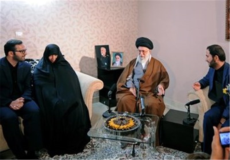 حضور رهبر انقلاب در منزل سردار شهید همدانی حضور رهبر انقلاب در منزل سردار شهید همدانی