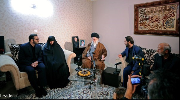 حضور رهبر انقلاب در منزل سردار شهید همدانی حضور رهبر انقلاب در منزل سردار شهید همدانی