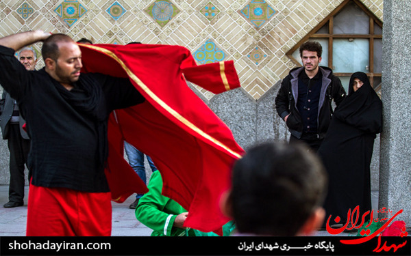 عکس/تئاتر خیابانی دفاع مقدس و حماسه حسینی در محوطه تئاتر شهر