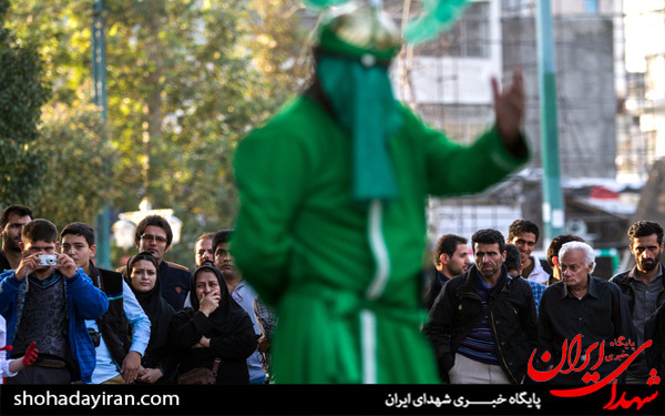 عکس/تئاتر خیابانی دفاع مقدس و حماسه حسینی در محوطه تئاتر شهر