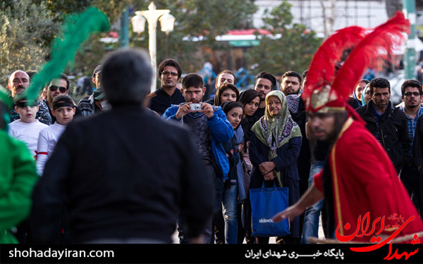 عکس/تئاتر خیابانی دفاع مقدس و حماسه حسینی در محوطه تئاتر شهر