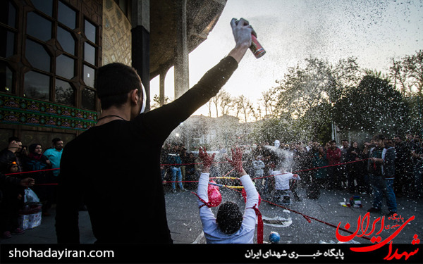 عکس/تئاتر خیابانی دفاع مقدس و حماسه حسینی در محوطه تئاتر شهر