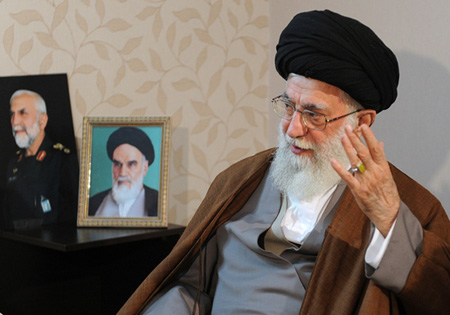 یادگاری آقا پای هدیه سید حسن نصرالله+عکس یادگاری آقا پای هدیه سید حسن نصرالله+عکس