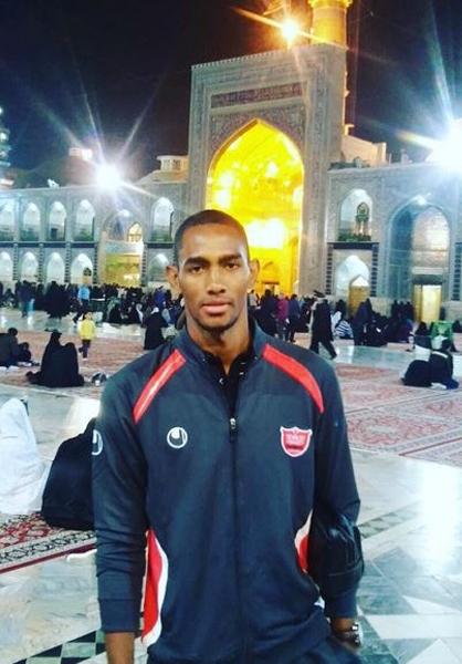 مهاجم هندوراسی پرسپولیس در حرم امام رضا(ع)+عکس مهاجم هندوراسی پرسپولیس در حرم امام رضا(ع)+عکس