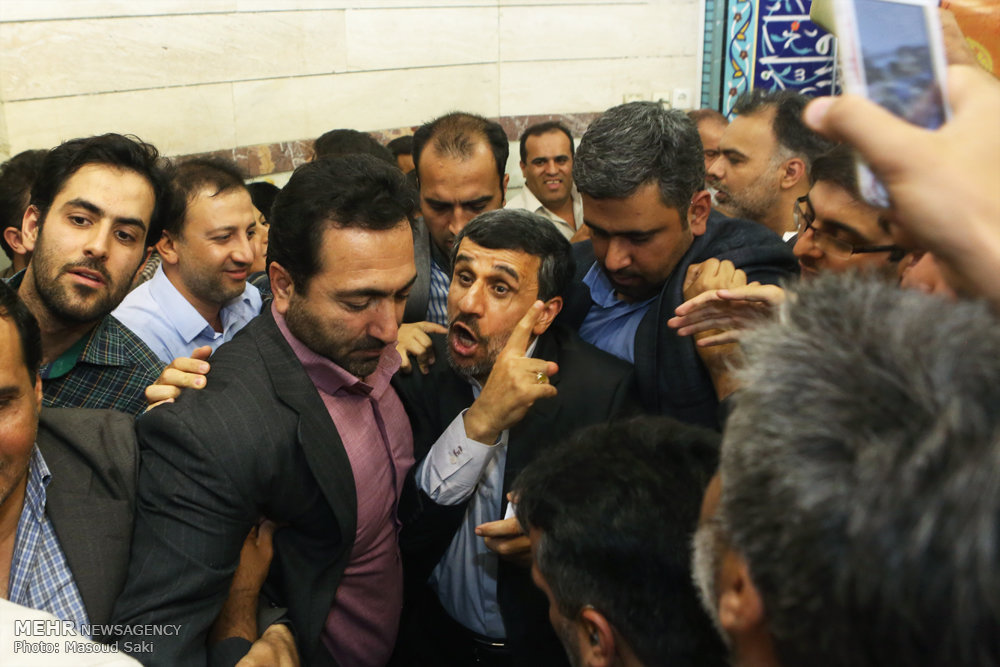عکس/ دعای آخر احمدی نژاد در مسجد محمدیه عکس/ دعای آخر احمدی نژاد در مسجد محمدیه