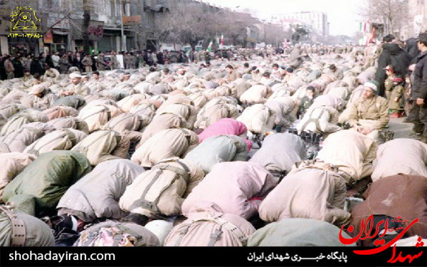عکس/نماز خواندن رزمندگان هشت سال دفاع مقدس