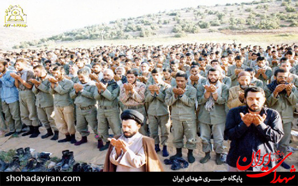 عکس/نماز خواندن رزمندگان هشت سال دفاع مقدس
