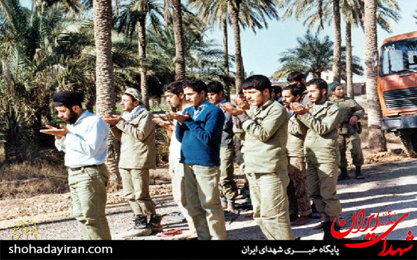 عکس/نماز خواندن رزمندگان هشت سال دفاع مقدس