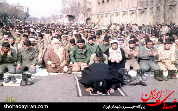 عکس/نماز خواندن رزمندگان هشت سال دفاع مقدس