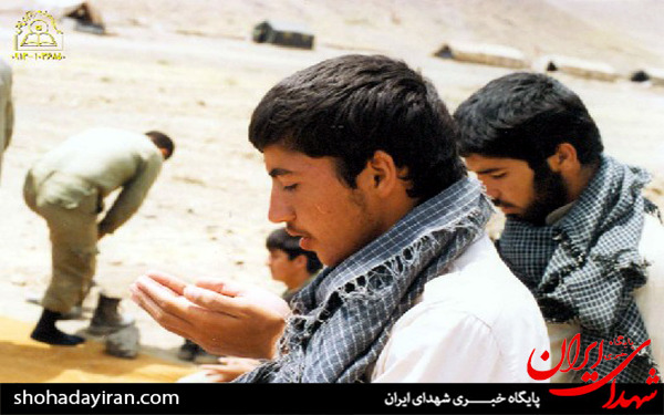 عکس/نماز خواندن رزمندگان هشت سال دفاع مقدس