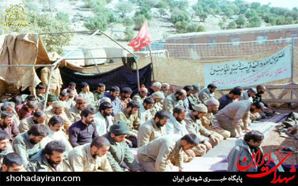 عکس/نماز خواندن رزمندگان هشت سال دفاع مقدس