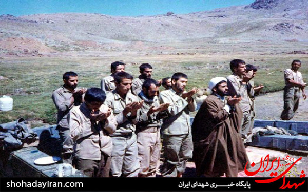 عکس/نماز خواندن رزمندگان هشت سال دفاع مقدس