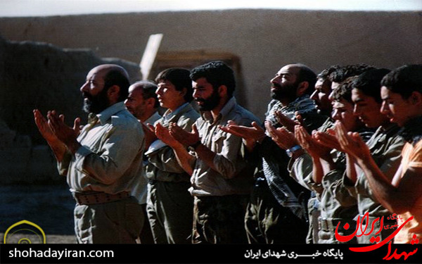 عکس/نماز خواندن رزمندگان هشت سال دفاع مقدس