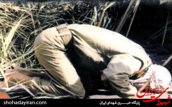 عکس/نماز خواندن رزمندگان هشت سال دفاع مقدس