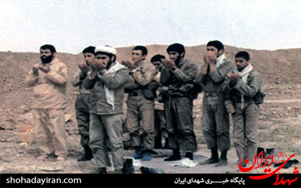 عکس/نماز خواندن رزمندگان هشت سال دفاع مقدس