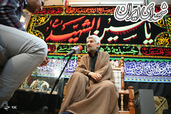 حاج صادق آهنگران با پوشش عبا...+ عکس