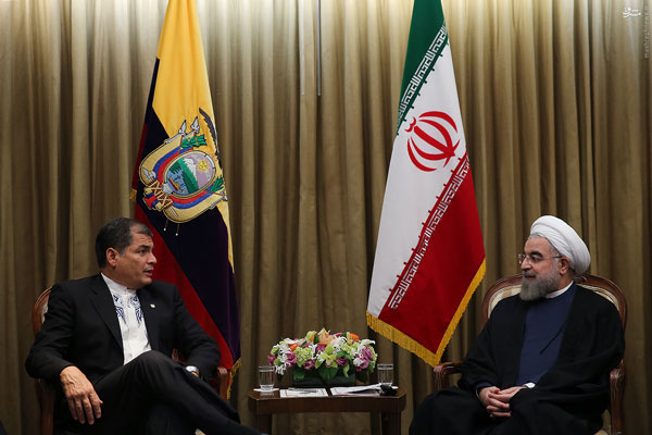 نشستن توهین آمیز رئیس جمهور اکوادور مقابل روحانی نشستن توهین آمیز رئیس جمهور اکوادور مقابل روحانی