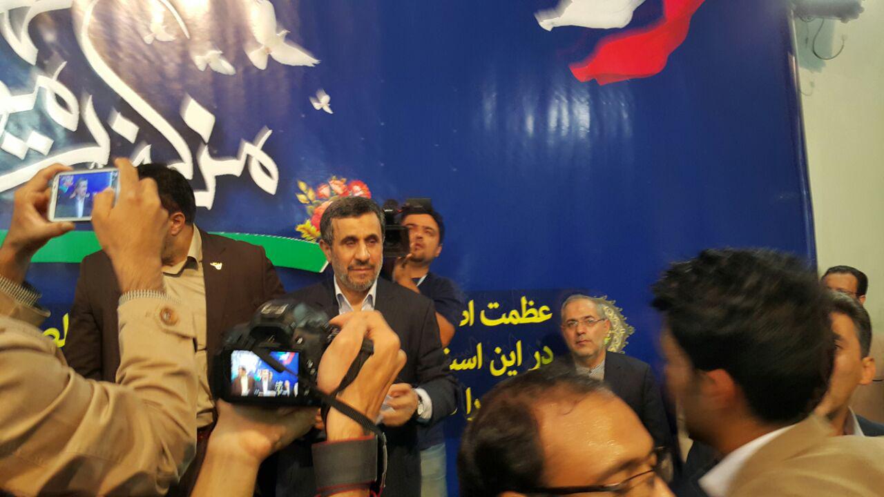 عکس/ سخنرانی احمدی نژاد در بیرجند