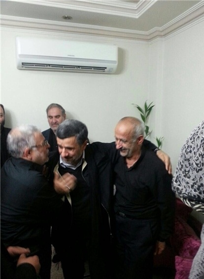 تصاویر/ احمدی‌نژاد درمنزل شهید باقری
