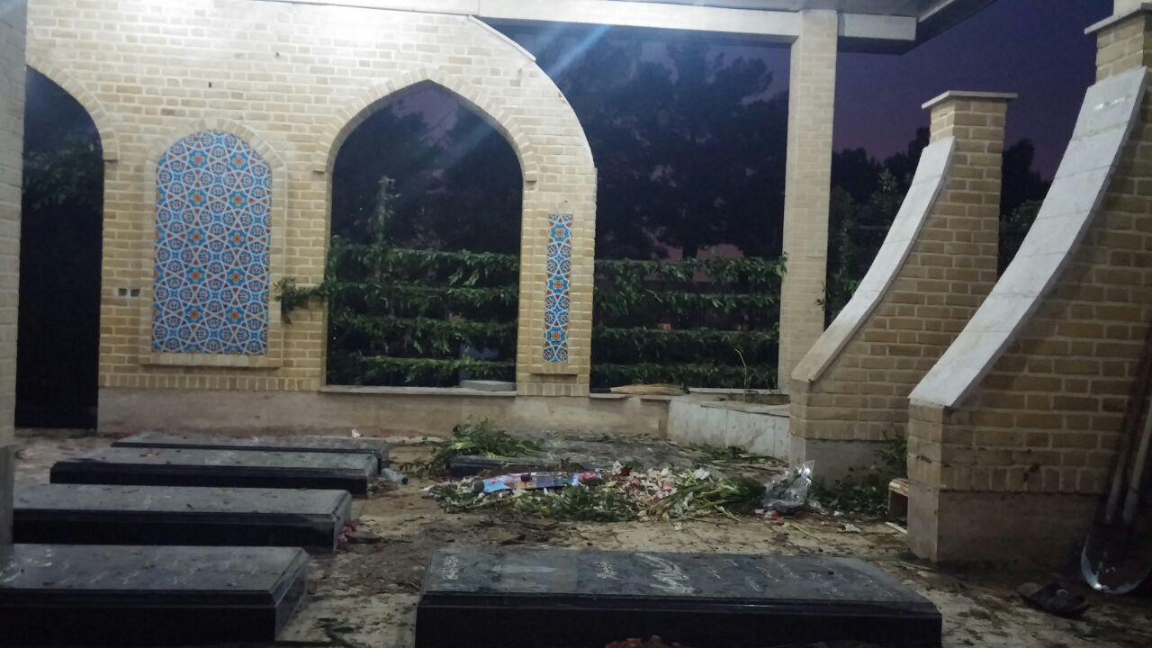 شهید مدافع حرم در کنار مزار خودش + عکس شهید مدافع حرم در کنار مزار خودش + عکس