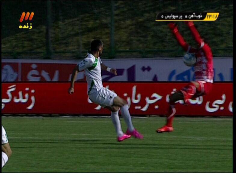 صحنه جنجالی پرسپولیس - ذوب آهن + عکس صحنه جنجالی پرسپولیس - ذوب آهن + عکس