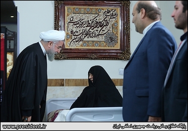 روحانی در منزل شهیدان آقاجانلو +تصاویر روحانی در منزل شهیدان آقاجانلو +تصاویر