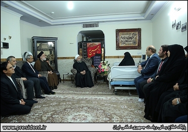روحانی در منزل شهیدان آقاجانلو +تصاویر روحانی در منزل شهیدان آقاجانلو +تصاویر
