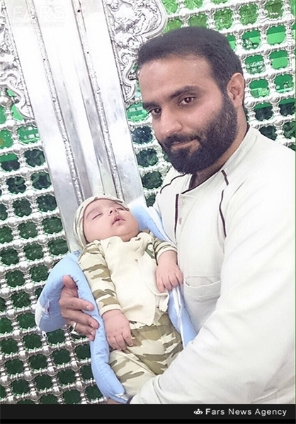 عکس یادگاری شهید مدافع حرم با فرزند ۱۸ ماههاش عکس یادگاری شهید مدافع حرم با فرزند ۱۸ ماههاش
