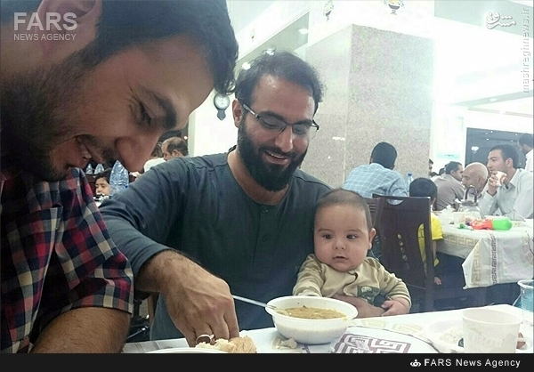 عکس یادگاری شهید مدافع حرم با فرزند ۱۸ ماههاش عکس یادگاری شهید مدافع حرم با فرزند ۱۸ ماههاش