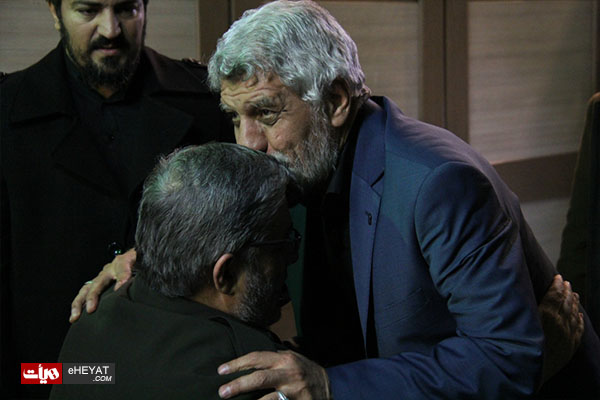 بوسه آهنگران بر پیشانی حاج محمود ژولیده+عکس