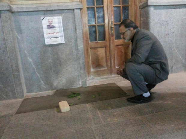 نماینده تهران بر سر مزار احمد نجابت +عکس