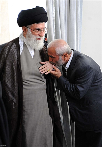 بوسه سردار همدانی بر دست رهبر انقلاب+عکس
