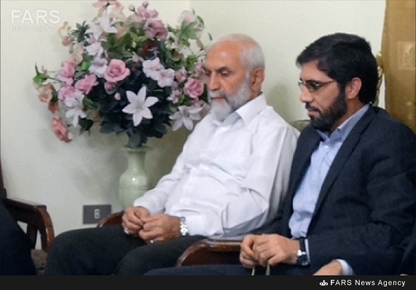 صدقه دادن رهبر انقلاب برای سلامتی سردار شهید صدقه دادن رهبر انقلاب برای سلامتی سردار شهید