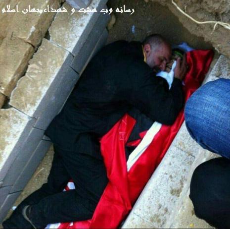 لحظه وداع پدر شهید مدافع حرم با فرزندش+عکس