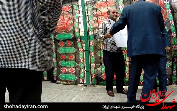 تحصن فرزند شهید مقابل بنیاد شهید+عکس تحصن فرزند شهید مقابل بنیاد شهید+عکس