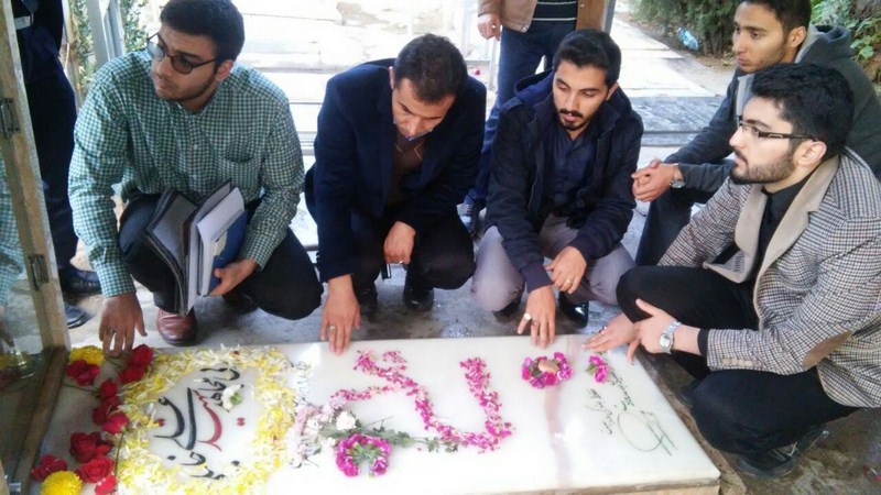 حضور دانشجویان شیعه و سنی بر مزار شهدای مدافع حرم حضور دانشجویان شیعه و سنی بر مزار شهدای مدافع حرم