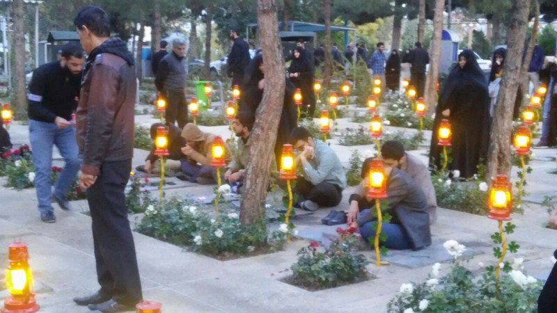 حضور دانشجویان شیعه و سنی بر مزار شهدای مدافع حرم حضور دانشجویان شیعه و سنی بر مزار شهدای مدافع حرم