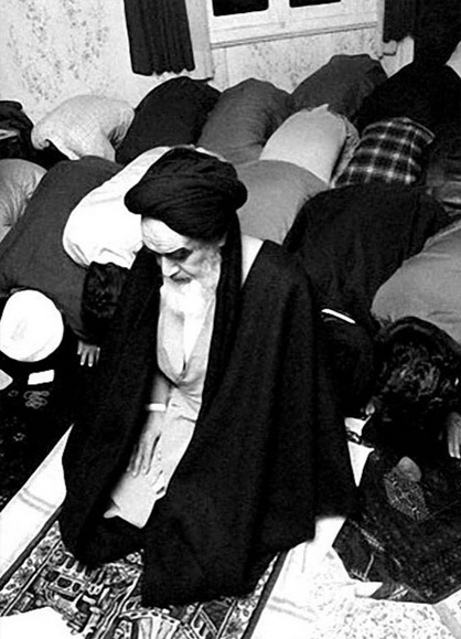 عکس کمتر دیده شده از نماز جماعت امام عکس کمتر دیده شده از نماز جماعت امام