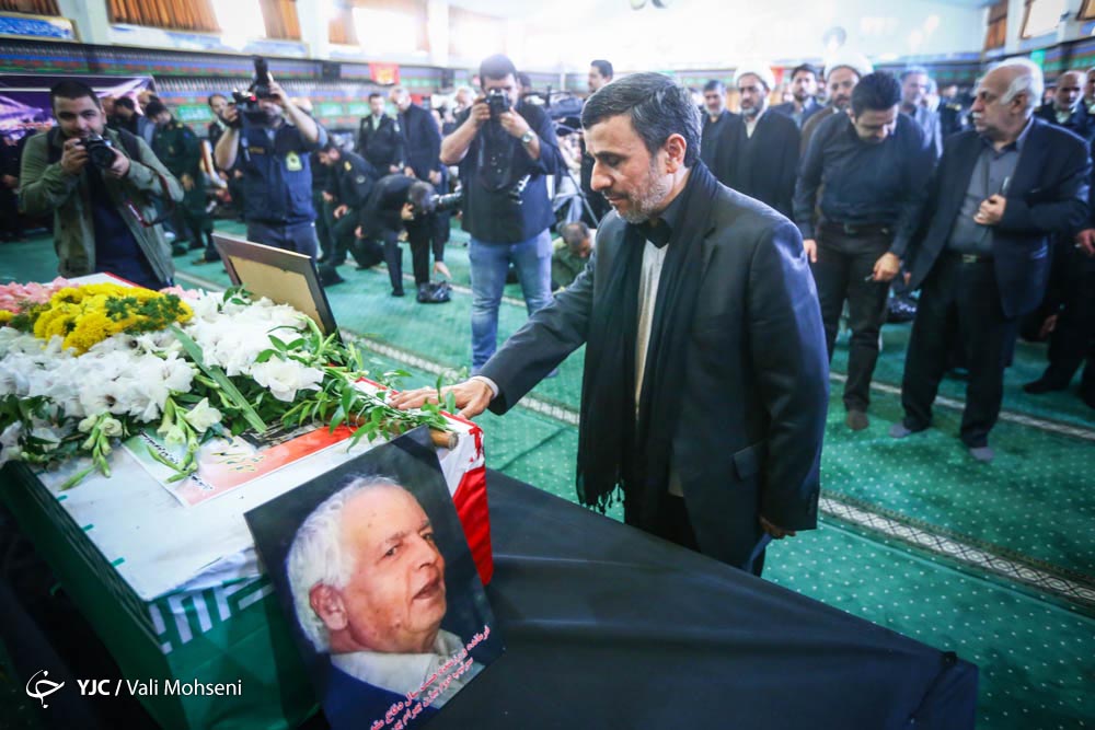 احمدی‌نژاد در تشییع یک فرمانده دفاع مقدس+عکس