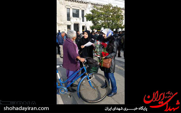 عکس/آشنا کردن ساکنین شهر میلان ایتالیا با امام حسین (ع) عکس/آشنا کردن ساکنین شهر میلان ایتالیا با امام حسین (ع)