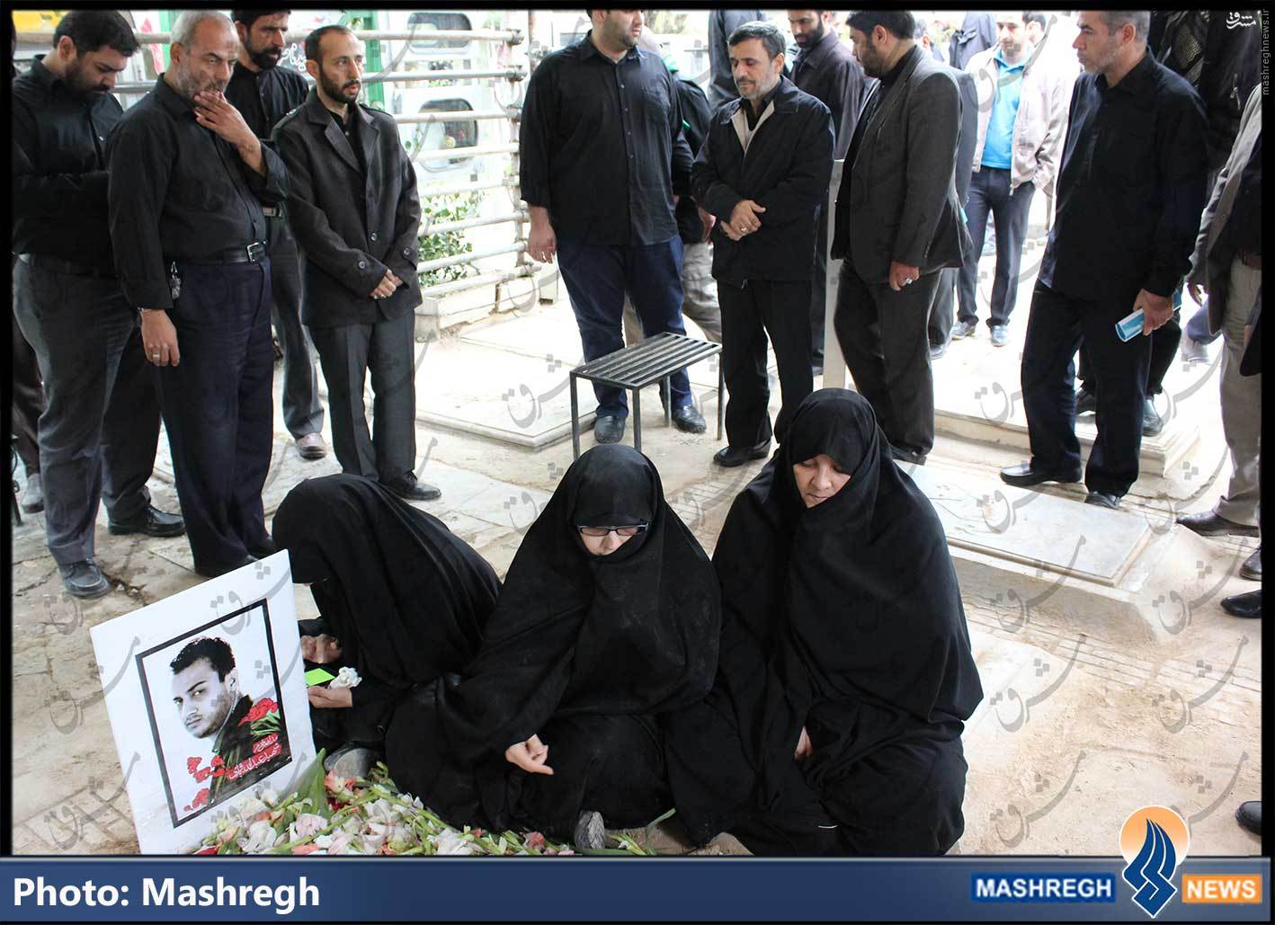 احمدینژاد بر مزار شهید احمدینژاد بر مزار شهید