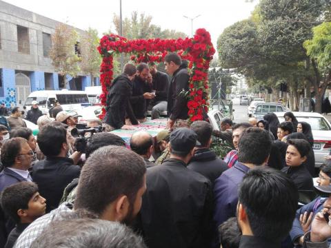 سخنراني كوبنده و زينب وار همسر فرمانده خط شکن فاطمیون سخنراني كوبنده و زينب وار همسر فرمانده خط شکن فاطمیون